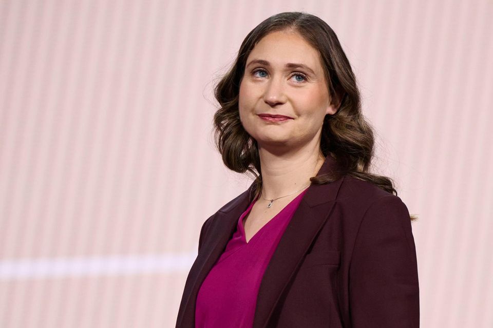 Anthropic Das KI-Start-up Anthropic gilt als heißer Anwärter für einen Börsengang. Wie die „Financial Times“ kürzlich berichtete, laufen bereits Vorbereitungen, und ein Schritt an die Börse könnte demnach 2026 erfolgen. Anthropic wurde 2021 von den früheren OpenAI-Mitarbeitern Dario und Daniela Amodei (Foto) gegründet und betreibt den KI-Chatbot Claude. Zu den wichtigsten Geldgebern zählen Google und Amazon. In einer möglicherweise letzten privaten Finanzierungsrunde könnte das Unternehmen bald mit mehr als 300 Mrd. Dollar bewertet werden, nach zuletzt rund 183 Mrd. Dollar. Microsoft und Nvidia stellten zudem Investitionen von bis zu 15 Mrd. Dollar in Aussicht.