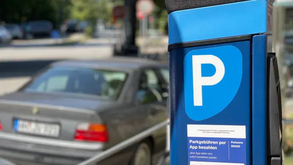 Ein Parkscheinautomat steht in einem Gebiet mit Bewohnerparken in Hamburg