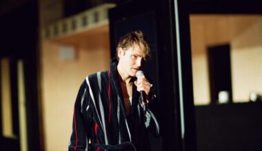 „Irgendetwas ist passiert“ an der Volksbühne: Wenn Granaten in die Ehe einschlagen - Tagesspiegel