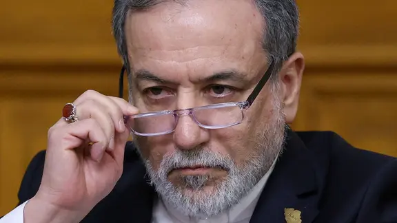 Abbas Araghtschi schiebt seine Brille auf der Nase nach unten.