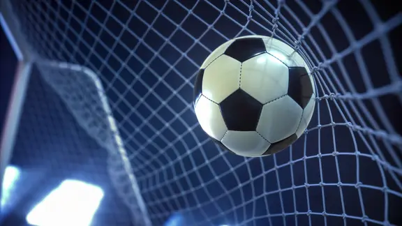 Ein Fußball wird in ein Tor geschossen. Nach einem Turnier eskaliert ein Streit. | Stock-Foto, Kiyoshi Takahase Segundo Ein Fußball wird in ein Tor geschossen. Nach einem Turnier eskaliert ein Streit.