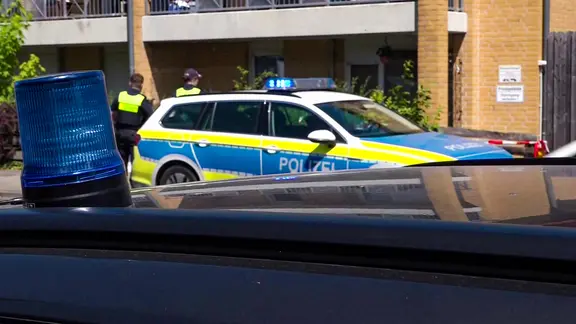 Arnum: Zwei Polizisten stehen vor einem Mehrfamilienhaus in der Gemeinde Hemmingen. | TeleNewsNetwork Arnum: Zwei Polizisten stehen vor einem Mehrfamilienhaus in der Gemeinde Hemmingen.