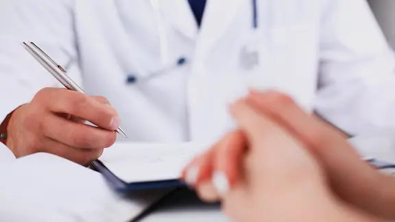 Ein Arzt berät einen Patienten