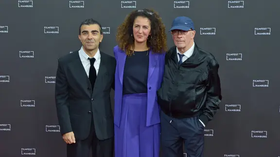 Der Hamburger Regisseur Fatih Akin (links) steht mit Festival-Chefin Malikah Rabahallah und dem französischen Regisseur Jacques Audiard auf dem roten Teppich beim Filmfest Hamburg. | NDR, Patricia Batlle Der Hamburger Regisseur Fatih Akin (links) steht mit Festival-Chefin Malikah Rabahallah und dem französischen Regisseur Jacques Audiard auf dem roten Teppich beim Filmfest Hamburg.