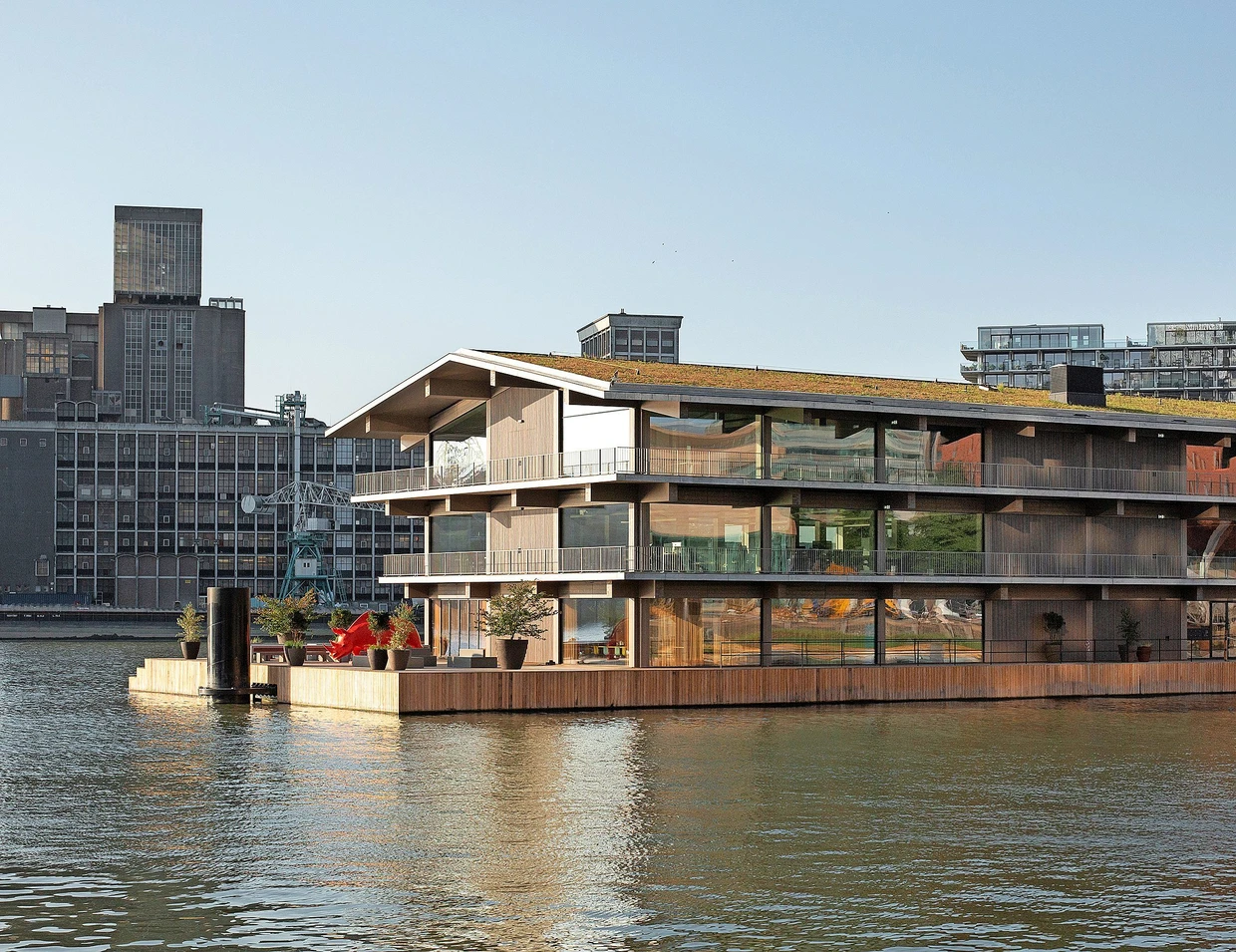 Auf dem Wasser sicher vor dem Wasser: Das Floating Office Rotterdam des Büros Powerhouse Company lässt sich von Starkregen und steigendem Meeresspiegel nicht beeindrucken.