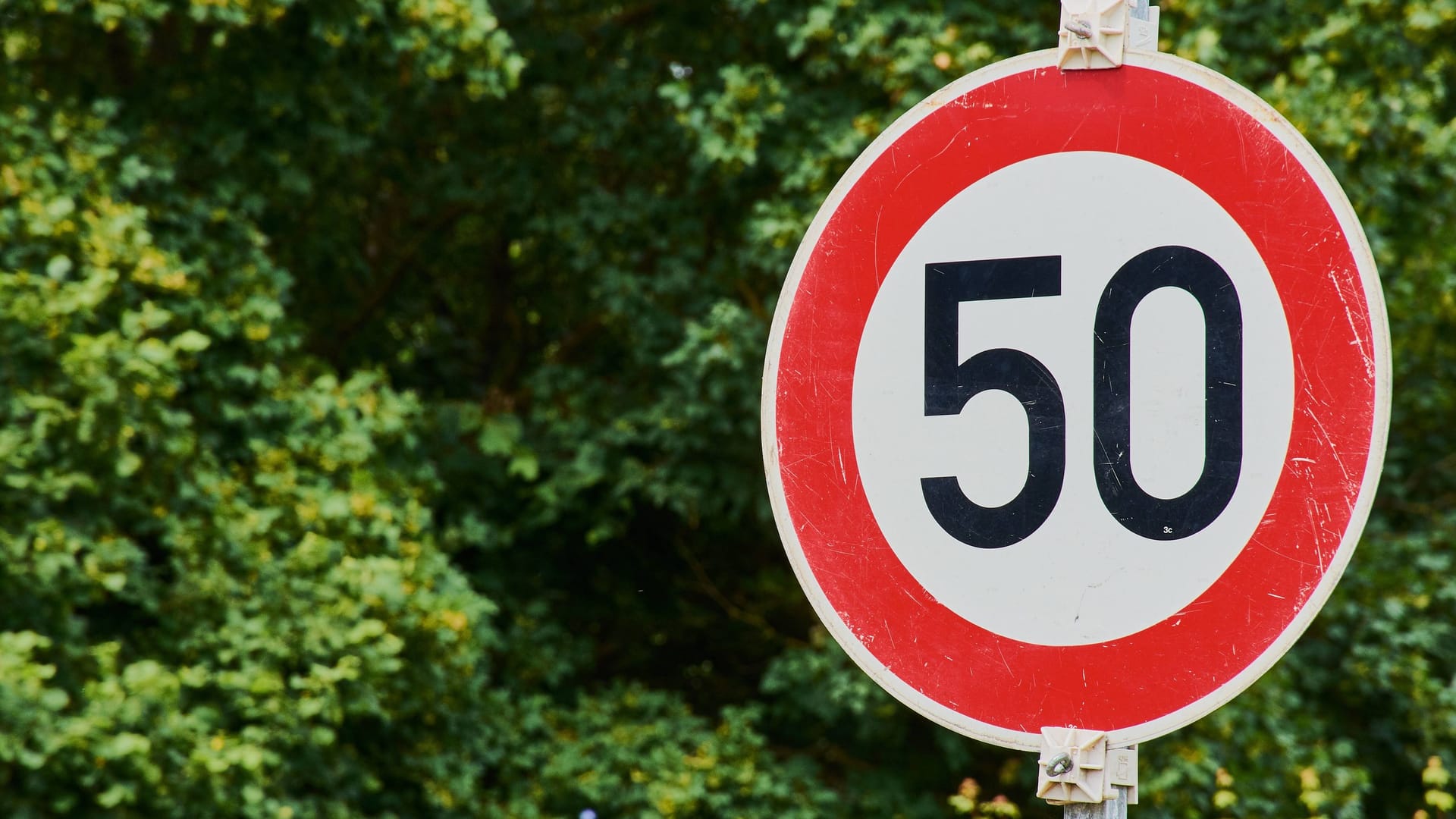 Auf der Kölner Industriestraße gilt Tempo 50 (Symbolbild): Ab dem Sommer 2026 will die Stadt Köln die Leitplanken entlang des Autobahnzubringers austauschen.