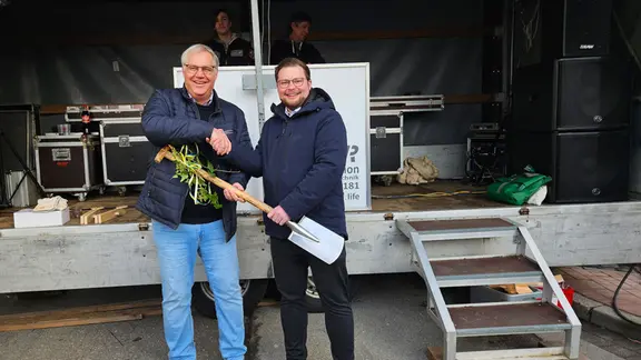 Ex-Bürgermeister Stephan Dose und Jonas Kähler schütteln sich die Hände.