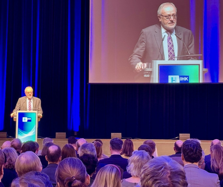 IHK Veranstaltung in Göttingen – Redner am Podium vor Publikum IHK Veranstaltung in Göttingen mit Redner am Podium vor Publikum