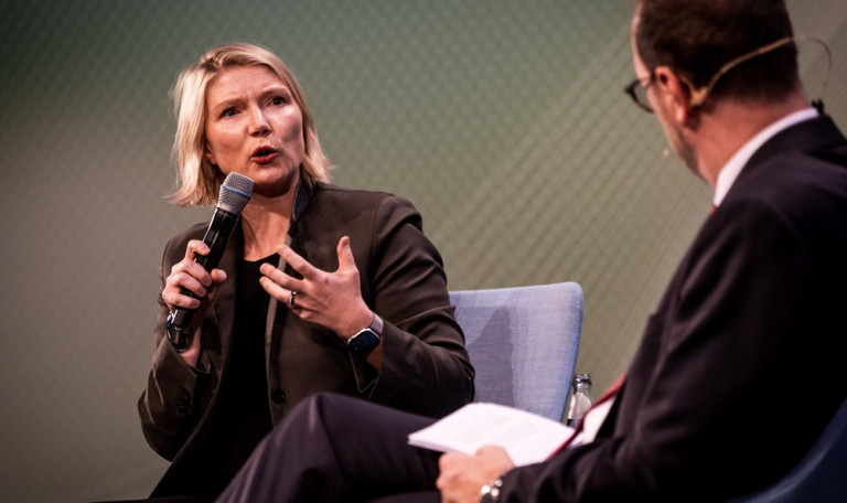 Diskussionsrunde beim Auftakt-Event der CCA, zwei Personen im Gespräch auf der Bühne