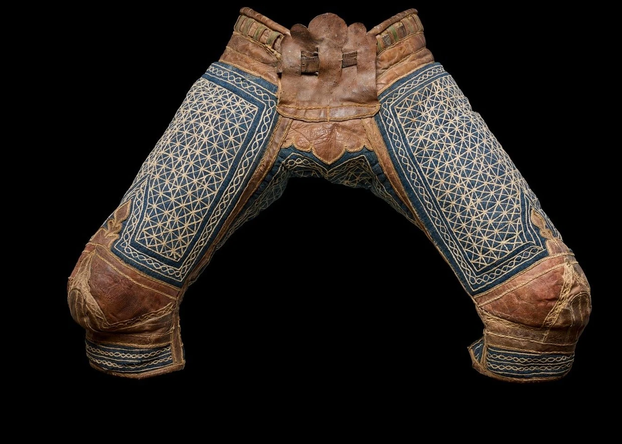 Aus dem Irak des späten 19. Jahrhunderts: Rinds- und Schafleder, Baumwollstoff mit Steppnähten und Wattierung aus Tierhaar plus Metallschnalle