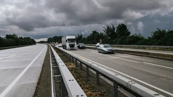 Eine mehrspurige Autobahn, die nur in eine Fahrtrichtung befahren wird. | NDR, Julius Matuschik Eine mehrspurige Autobahn, die nur in eine Fahrtrichtung befahren wird.