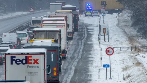Fahrzeuge stauen sich vor einer Unfallstelle auf der schneebedeckten Autobahn A24 bei Zarrentin | dpa-Bildfunk, Jens Büttner Fahrzeuge stauen sich vor einer Unfallstelle auf der schneebedeckten Autobahn A24 bei Zarrentin