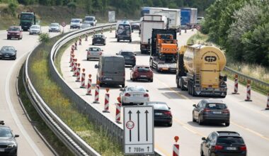 Verlorene Metallteile beschädigen elf Autos auf A4 bei Wilsdruff