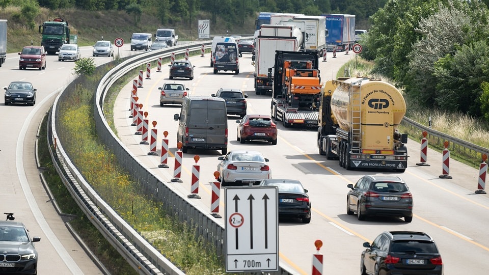 Verlorene Metallteile beschädigen elf Autos auf A4 bei Wilsdruff