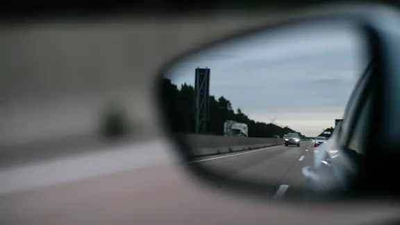 Das Bild zeigt den Autobahnverkehr im Seitenspiegel eines Autos. | NDR, Julius Matuschik Das Bild zeigt den Autobahnverkehr im Seitenspiegel eines Autos.