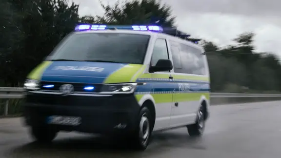 Ein Bulli der Autobahnpolizei fährt über die Autobahn.