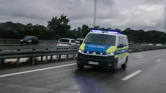 Bei dem Falschfahrer habe es Hinweise auf eine Alkoholisierung gegeben. (Themenbild) | Julius Matuschik Ein Bulli der Autobahnpolizei fährt über die Autobahn.