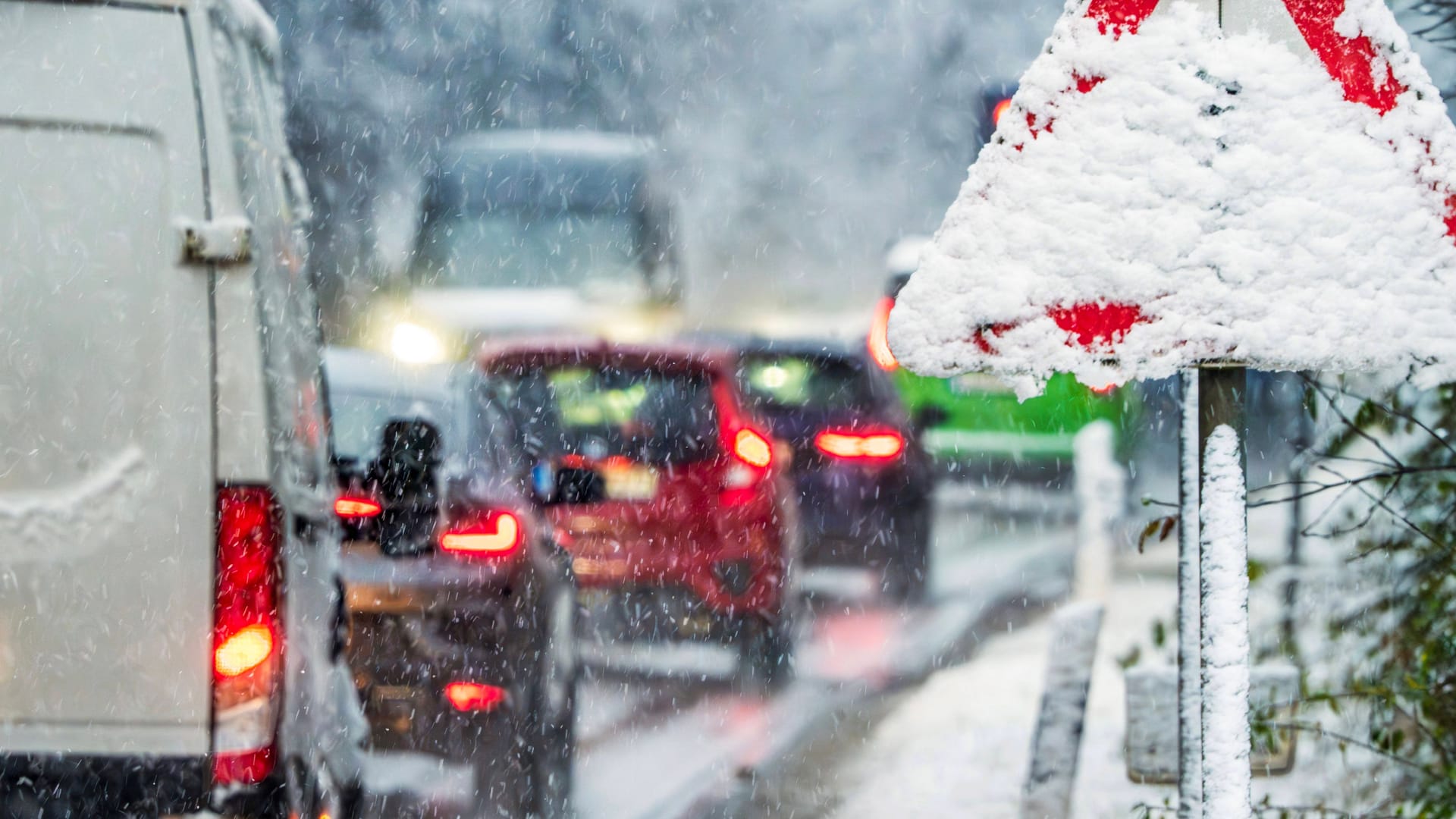 Autofahrer morgens bei Schneefall und Straßenglätte in München: Der DWD warnt für München und ganz Oberbayern vor glatten Straßen.