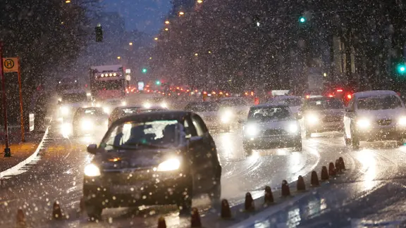 Autos fahren im Schneetreiben auf Hamburgs Straßen.