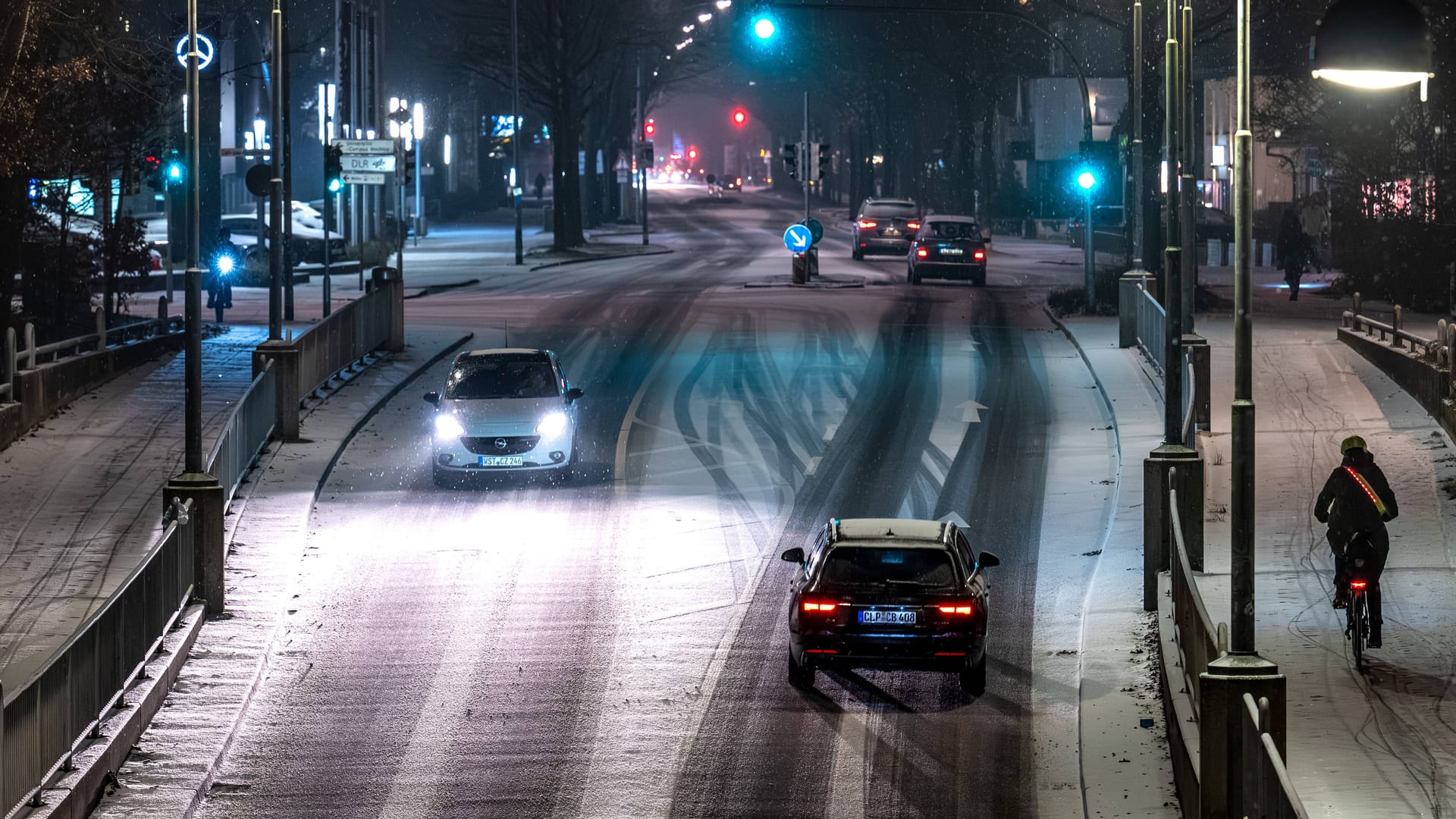 Autos fahren über eine verschneite Straße (Archivbild): In Aachen und weiten Teilen Nordrhein-Westfalens erwartet der DWD Schnee und erhebliche Glätte. Autos fahren über eine verschneite Straße (Archivbild): In Aachen und weiten Teilen Nordrhein-Westfalens erwartet der DWD Schnee und erhebliche Glätte.