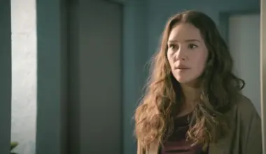 Eine fremde Frau ist auf der Suche nach Matteo