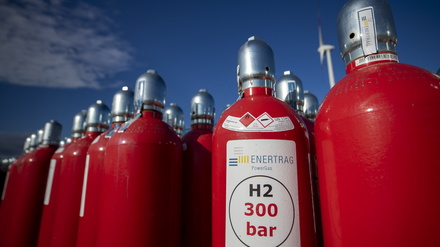 Hybridkraftwerk der Firma Enertrag in Prenzlau - 
Seit 2011 erzeugen wir im Hybridkraftwerk mittels Elektrolyse aus Windstrom grünen Wasserstoff, der unter anderem zu Heizzwecken, zur Betankung von PKWs und Bussen und in industriellen Prozessen eingesetzt wird.