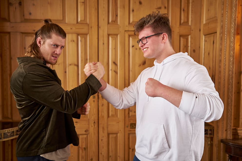 Groß trifft größer: Mit „A Knight of the Seven Kingdoms“-Hauptdarsteller Peter Claffey (l.) und BILD-Reporter Lukas Bruckmann sind 1,95 Meter Körpergröße auf 2,04 Meter gestoßen