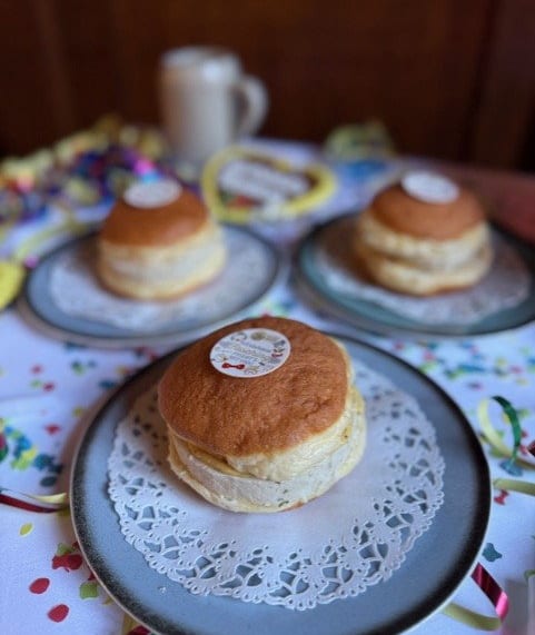 Es ist angerichtet: Die Weißwurst-Krapfen sollen 6,66 Euro kosten
