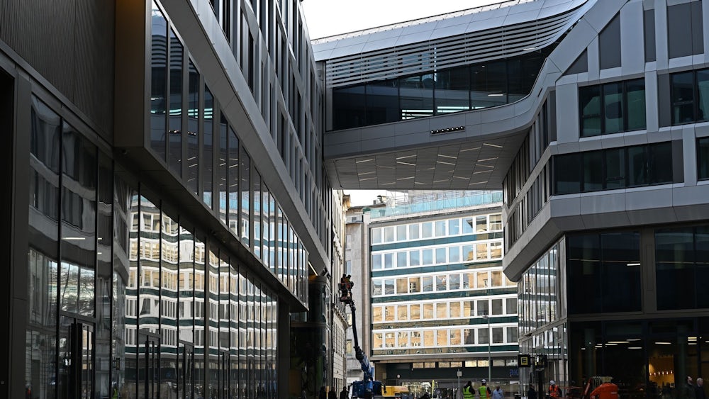 Eine Brücke verbindet zwei Bereiche des Hochhaus-Quartiers „Four“ in Frankfurt.
