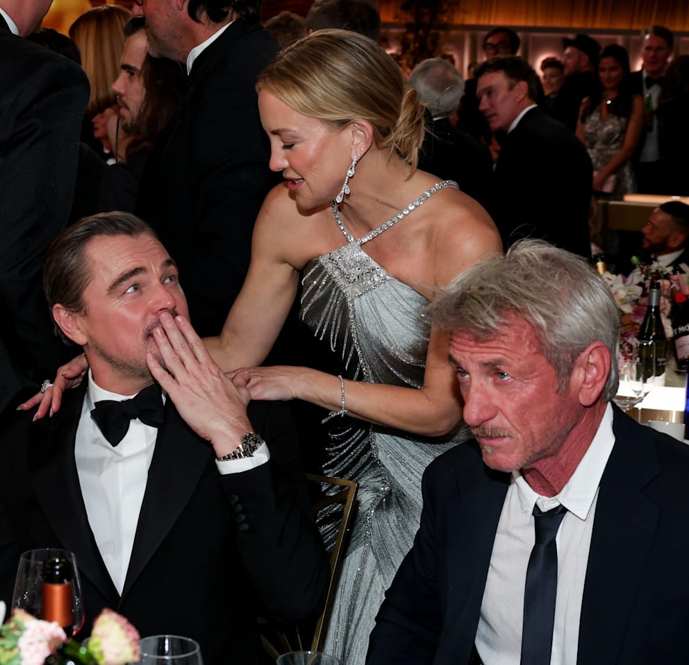Huch, Kate Hudson (46). Was hat sie Leo DiCaprio (l.) wohl bloß gerade erzählt? Sean Penn (65) scheint da mal kurz abgeschaltet zu haben