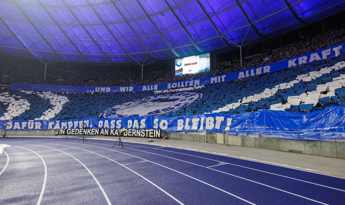 Fußball - Fanproteste bei Zweitliga-Spitzenspiel in Berlin - Sport