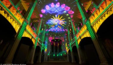 Bunte Lichter im Kirchenschiff im Altarraum von Sankt Markus