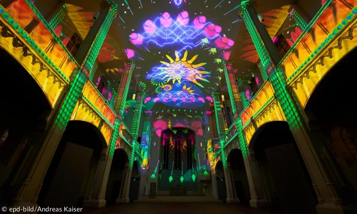 Bunte Lichter im Kirchenschiff im Altarraum von Sankt Markus