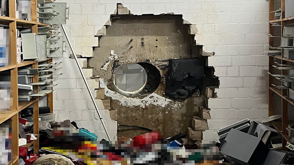 Mit einem Spezialbohrer bohrten sich die Panzerknacker in den Tresorraum