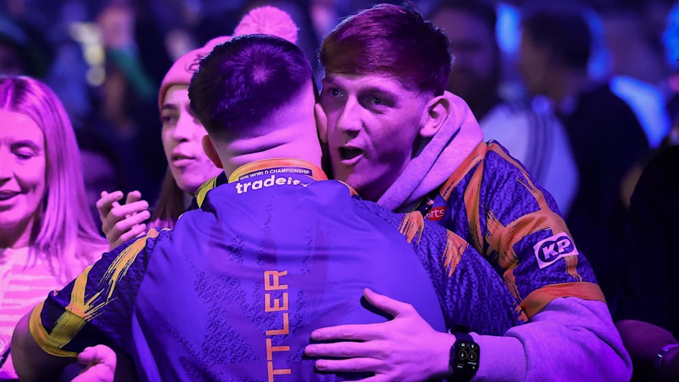 Littler begrüßt Freund und Influencer Morgan Burtwistle (24)