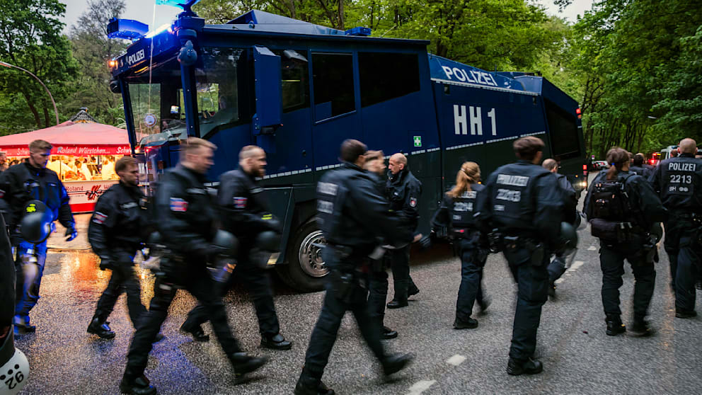 Wasserwerfer der Hamburger Polizei im vergangenen Dezember vor dem Nordderby gegen Werder Bremen