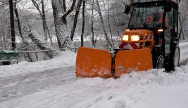 Unfall mit Räumfahrzeug in München-Allach: Beifahrer fällt aus Fenster - München
