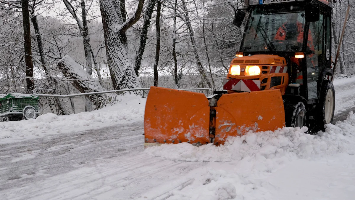 Unfall mit Räumfahrzeug in München-Allach: Beifahrer fällt aus Fenster - München