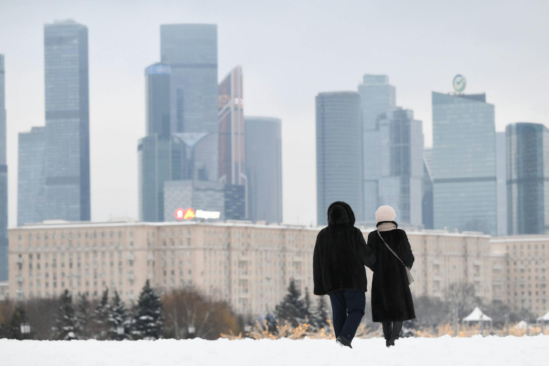 Passanten spazieren am Poklonnaya-Hügel am Rande des Moskauer Stadtzentrums.