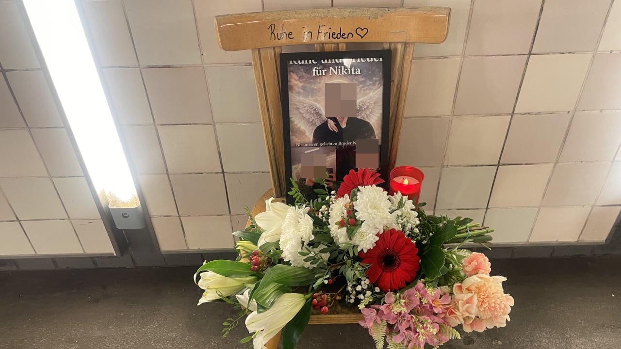 Tödliches Unglück in Berlin: Abschied am U-Bahnhof | Regional
