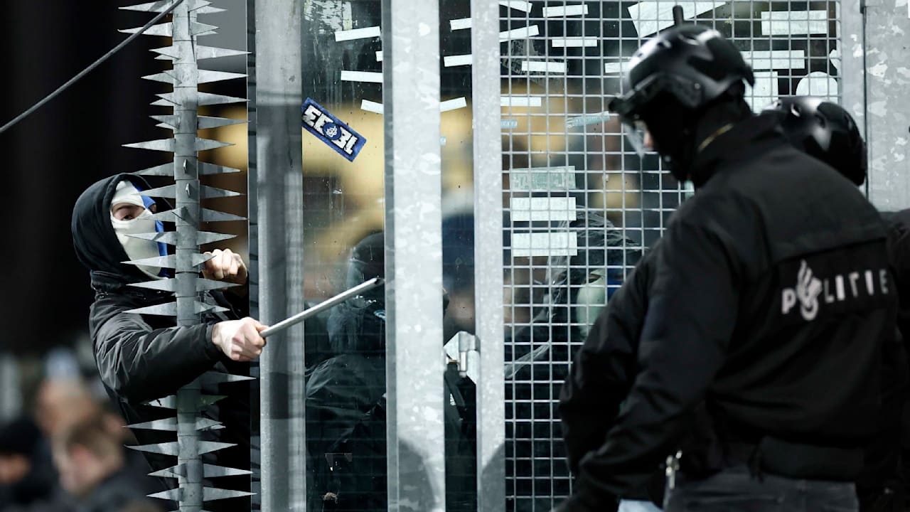 Europa League: Fans schlagen in Utrecht mit Eisenstangen auf Polizisten | Sport