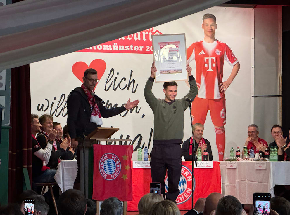 Joshua Kimmich bekam vom Fanklub-Vorstand Martin Schaffer die Urkunde zur Ehrenmitgliedschaft bei „Alto-Bavaria“
