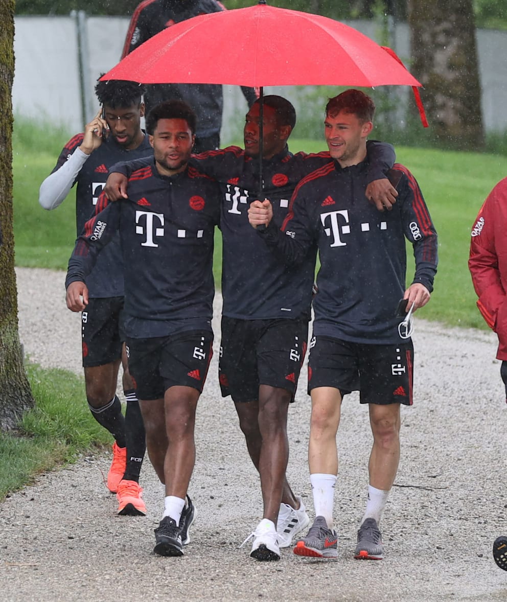 Bayern-Kumpels unter dem Schirm: Serge Gnabry (30/l.), David Alaba (33/seit 2021 bei Real Madrid) und Joshua Kimmich (30/r.)