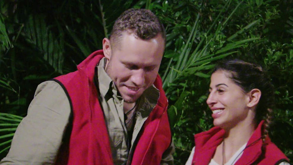 Eva Benetatou (33) sucht im Dschungelcamp immer wieder Kontakt zu Patrick Romer (30), der blockt nett und freundlich ab. Eva versucht es trotzdem weiter