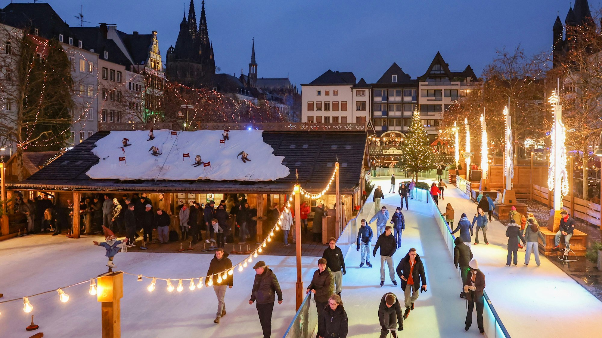 Der Wintermarkt „Heinzels Wintermärchen“ (Kölner Altstadt) auf dem Heumarkt. Dort steht auch eine Eisbahn.