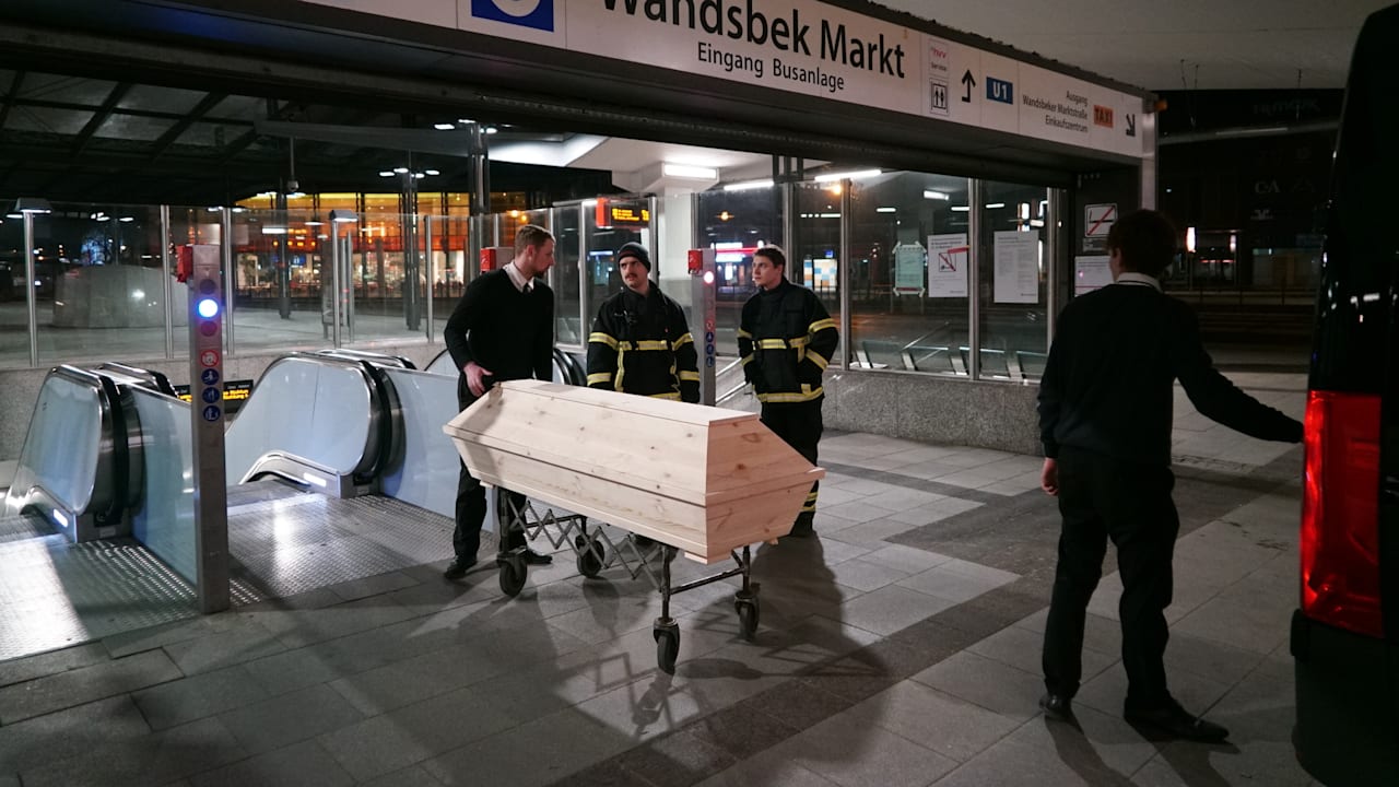 Südsudanese zerrte Frau vor Zug: U-Bahn-Killer griff zwei Tage vor der Tat Polizisten an | Regional