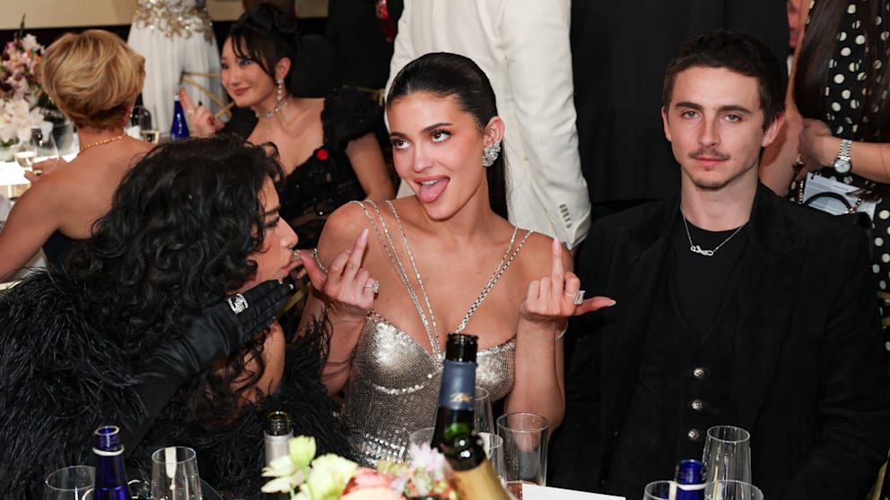 Was reden die über uns? Kylie Jenner zeigt zwischen Schauspielerin Odessa A’zion (25, l.) und ihrem Freund  Timothée Chalamet ihre ausgestreckten Mittelfinger