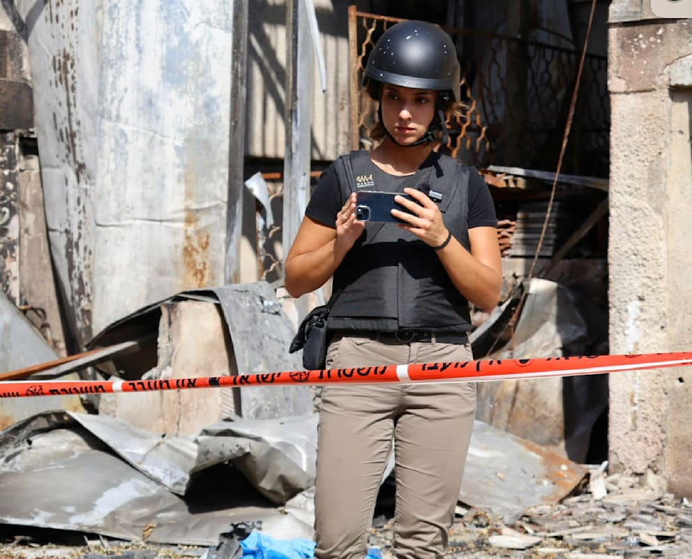 Sarah Maria Sander besucht im Oktober 2025 die nordisraelische Stadt Kiryat Shmona. Schwergen der libanesischen Terrororganisation Hisbollah hatten kurz zuvor Raketen auf die Stadt gefeuert