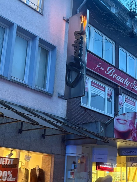 Feuer-Schock in Remscheid! Werbeschild geht in Flammen auf – Feuerwehr rast zum Einsatzort!