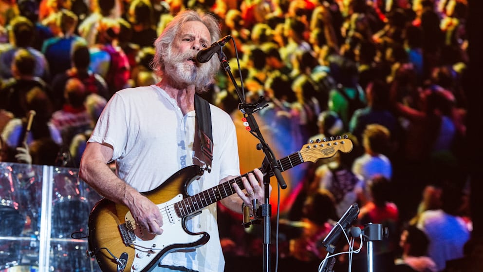 Bob Weir (damals 68) bei einer Performance im Jahr 2013. Er trat der Band „Grateful Dead“ mit 17 Jahren bei